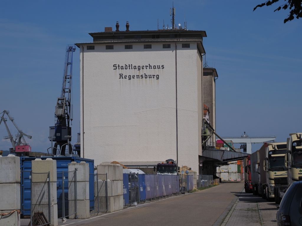 EM121903.JPG